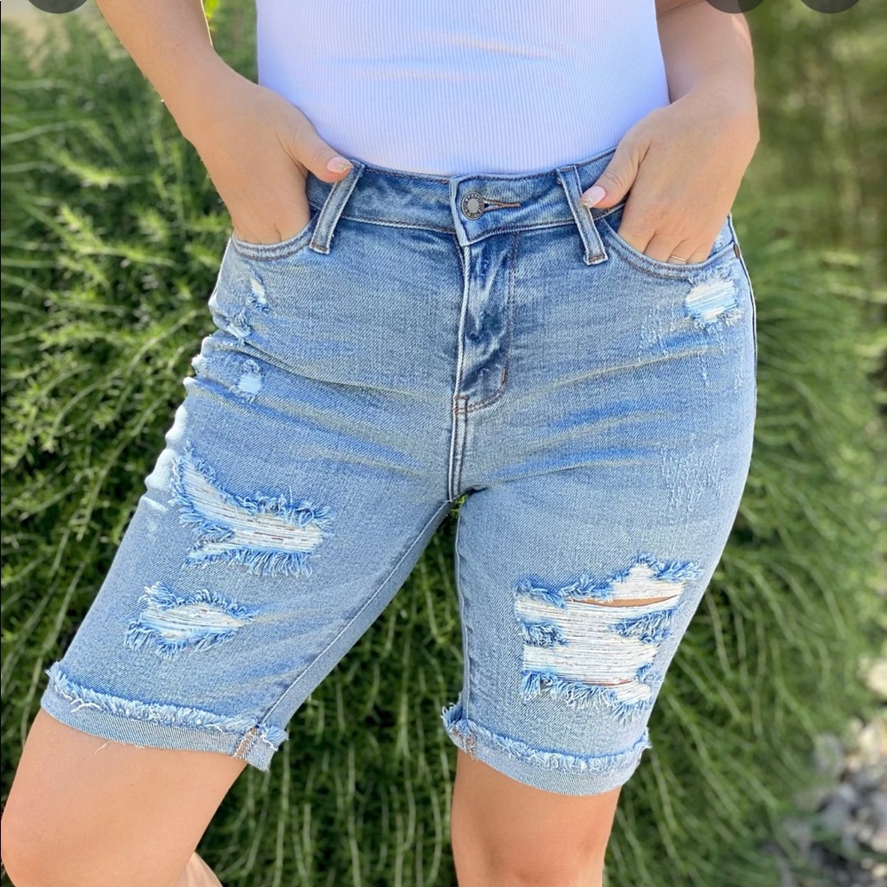 Judy blue High rise distressed Bermuda shorts size medium - Picture 1 of 5